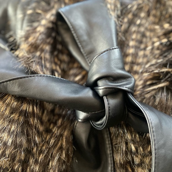Faux leather/fur Bebe Vest with belt New Small - Picture 6 of 11